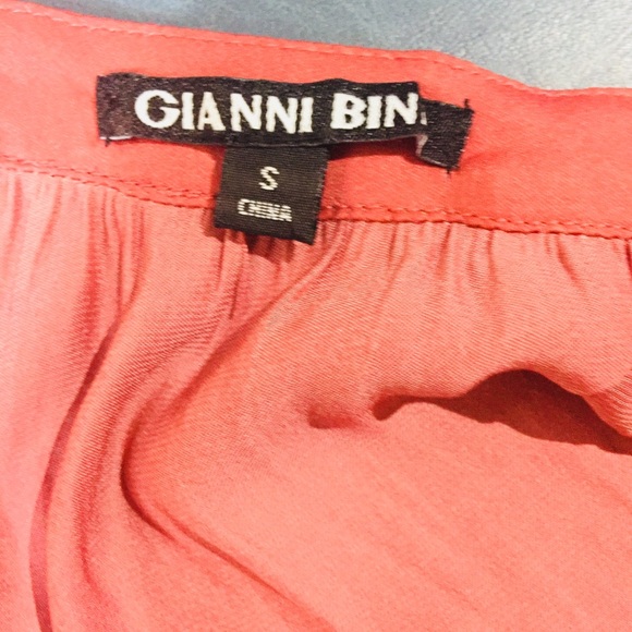 ⭐️ GIANNI BINI Coral Cold Shoulder Top - Picture 4 of 5